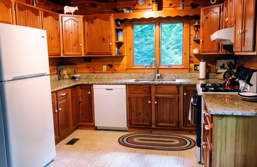 Dryden Cabin | Foliage & Great Fishing private lakeside 3 level log cabin: sleeps 8, 3bed 2bath