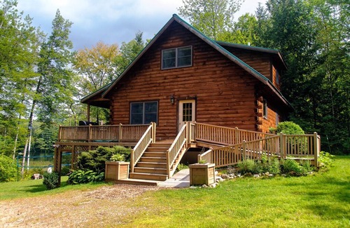 Dryden Cabin | Foliage & Great Fishing private lakeside 3 level log cabin: sleeps 8, 3bed 2bath