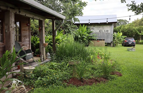 Opelousas House | ★ Folk Art Barn, Lrg Pvt 2 BR ★ Safe Getaway ★