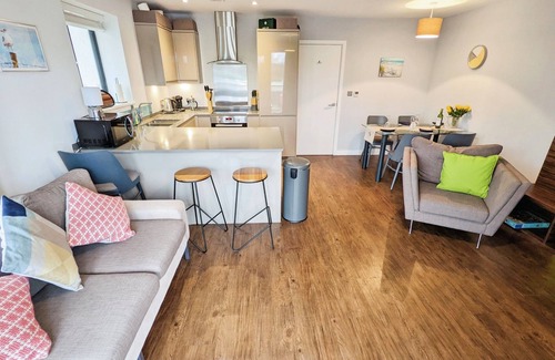 Newport Cottage | Folly View - First floor apartment that sleeps 4 guests in 2 bedrooms