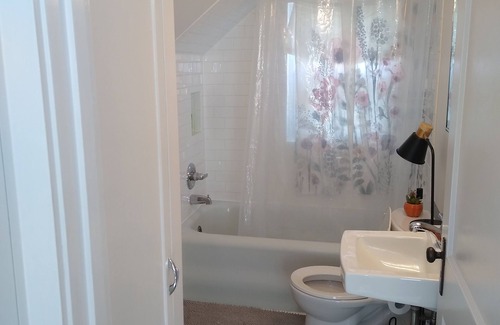 Wilmington House | Fonzie Flat! Lovely studio w/kit., wash/dry, parking.