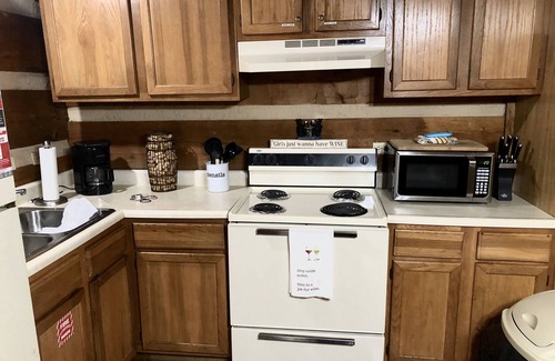 Rocky Grove Cabin | Foot of the Smokies, quiet wooded paradise. Gatlinburg Pigeon Forge