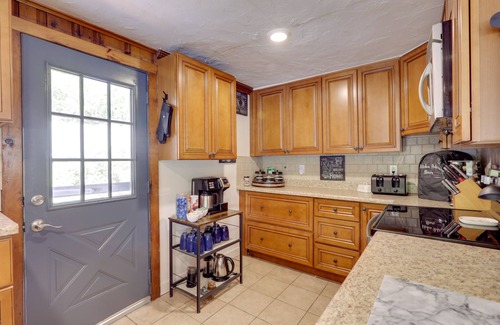 Plainville House | Football Fans Lake Retreat - 5 Mins to Gillette!