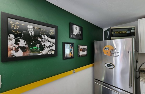 Green Bay House | Football fun house 1 mile from Lambeau!