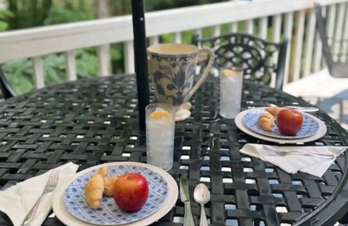 Hartwell Cottage | Football season is coming! UGA or Clemson? We've got you covered!