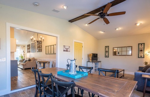 Golden House | Foothills Home⛰ Fenced Yard - Hot Tub - Red Rocks - NO PET FEE