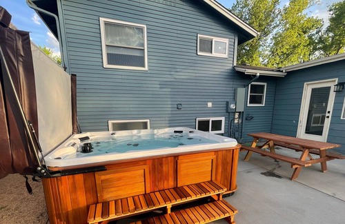 Golden House | Foothills Home⛰ Fenced Yard - Hot Tub - Red Rocks - NO PET FEE