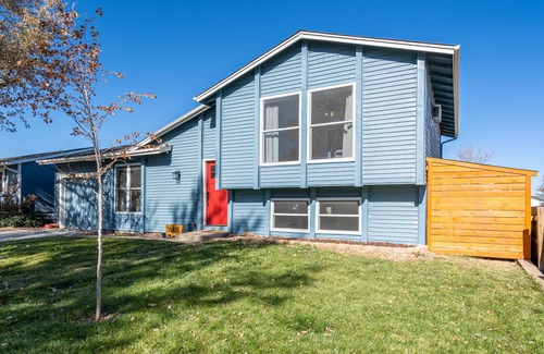 Golden House | Foothills Home⛰ Fenced Yard - Hot Tub - Red Rocks - NO PET FEE