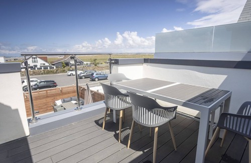 Westleigh House | Footsteps to the beach, enjoy seaviews & sunsets