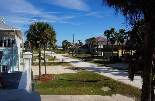 Marineland Acres House | Footsteps to the Beach - Sleeps 8-Quiet Beach in The Hammock