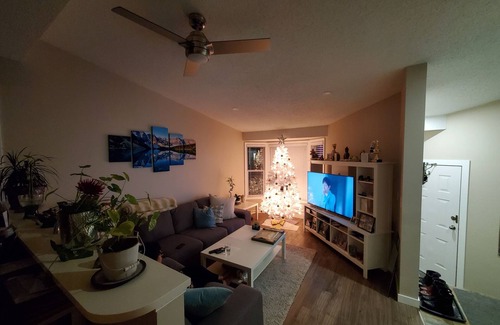 Northwest Calgary House | For a lady only Room in NW Calgary