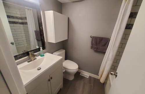 Northwest Calgary House | For a lady only Room in NW Calgary