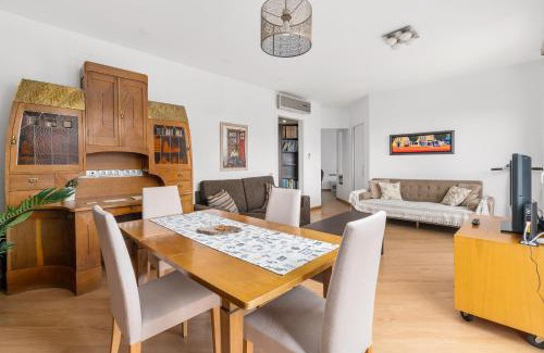 Esquerra de l'Eixample Apartment | For couples, families and groups, Barcelona center