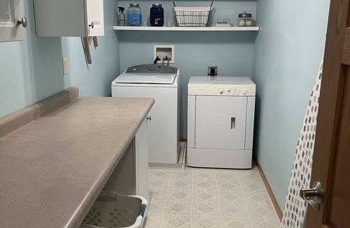 Oshkosh House | For EAA 2025 - 4 bdrm, 3.5 bath house 2.5 miles from EAA grounds with AC/Wifi