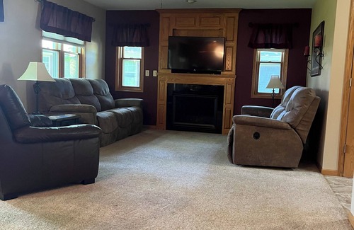 Oshkosh House | For EAA 2025 - 4 bdrm, 3.5 bath house 2.5 miles from EAA grounds with AC/Wifi
