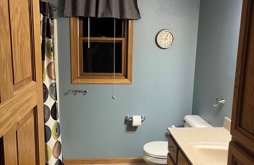 Oshkosh House | For EAA 2025 - 4 bdrm, 3.5 bath house 2.5 miles from EAA grounds with AC/Wifi