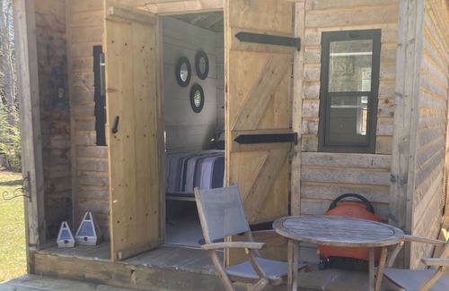 Hubbards Cabin | For the folks looking for a rustic getaway. Outdoor gravity fed shower heated☀️