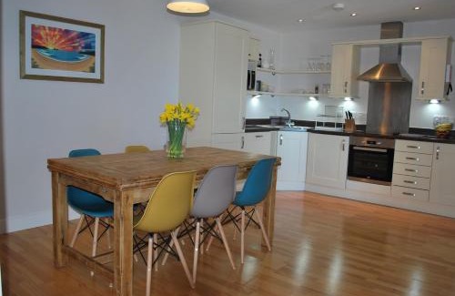 Newquay Apartment | For the Shore, Fistral Beach Newquay - 2 Bed 2 bath - Private Parking with garage for 2 vehicles