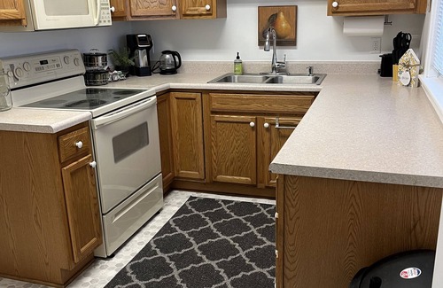 Des Moines Apartment | Forest Ave Historic Rutledge home 8 beds close to everything in the metro.