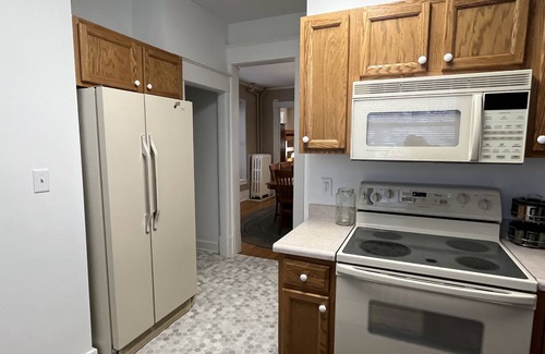 Des Moines Apartment | Forest Ave Historic Rutledge home 8 beds close to everything in the metro.