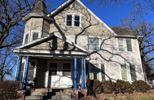 Des Moines Apartment | Forest Ave Historic Rutledge home 8 beds close to everything in the metro.