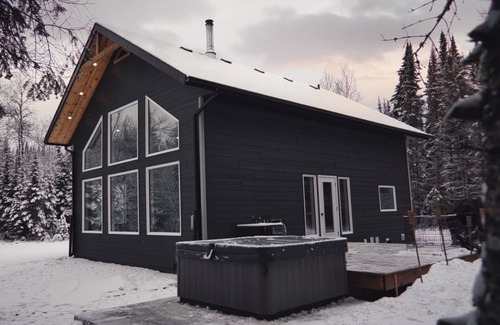 Manitoba Cabin | Forest Cabin Getaway! Sleeps 8, Hot Tub, Fireplace
