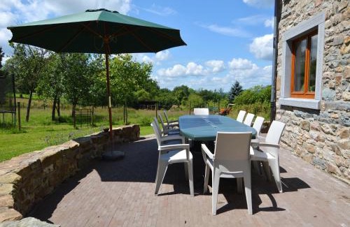 Commanster House | Forest-Edge Stay, Burtonville