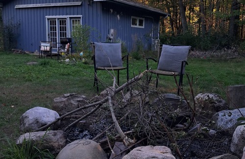 Uxbridge Apartment | Forest Nature Retreat with Fire Pit and Trails near Thermea Spa