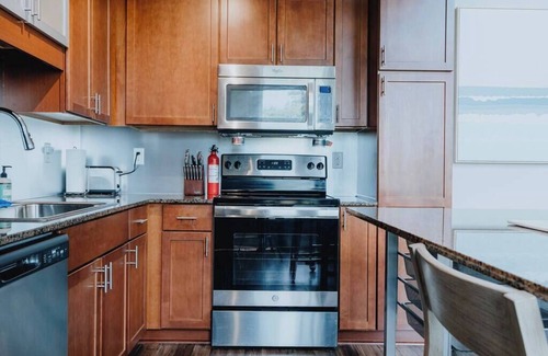 DeBaliviere Place Apartment | Forest Park Penthouse | 2 BR Loft Pool Balcony Free Parking