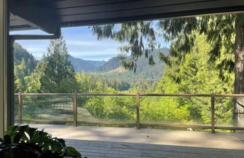 Welches House | Forest retreat with epic views