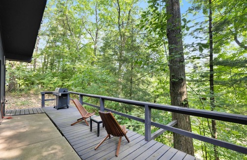 New Richmond House | Forest Retreat Above the Kalamazoo River