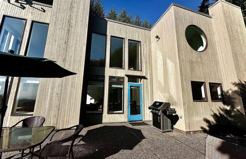 Coos Bay House | Forest Ridge Retreat- near Coos Bay, OR