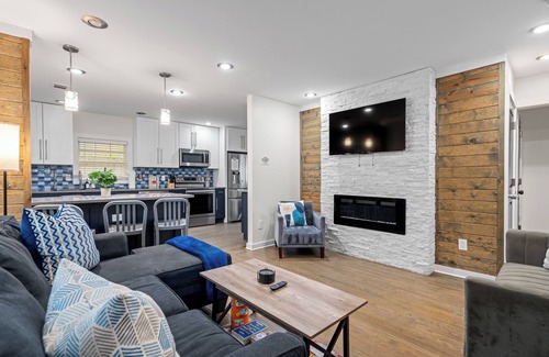 Atlanta House | Forest's Edge Hideaway - sleeps 16+, Mercedez Benz stadium, Aquarium, Six Flags