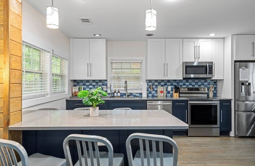 Atlanta House | Forest's Edge Hideaway - sleeps 16+, Mercedez Benz stadium, Aquarium, Six Flags