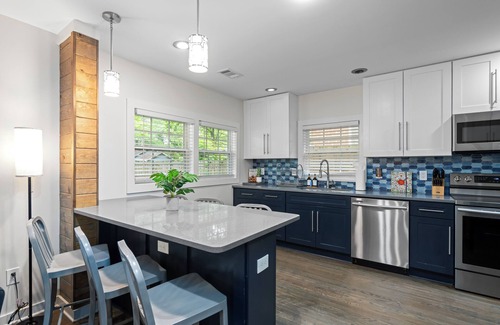Atlanta House | Forest's Edge Hideaway - sleeps 16+, Mercedez Benz stadium, Aquarium, Six Flags