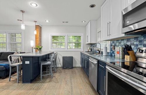 Atlanta House | Forest's Edge Hideaway - sleeps 16+, Mercedez Benz stadium, Aquarium, Six Flags