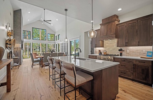 Sunriver Cabin | Forestbrook Luxury Retreat with Hot Tub, Firepit & Chef’s Kitchen