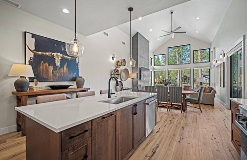 Sunriver Cabin | Forestbrook Luxury Retreat with Hot Tub, Firepit & Chef’s Kitchen