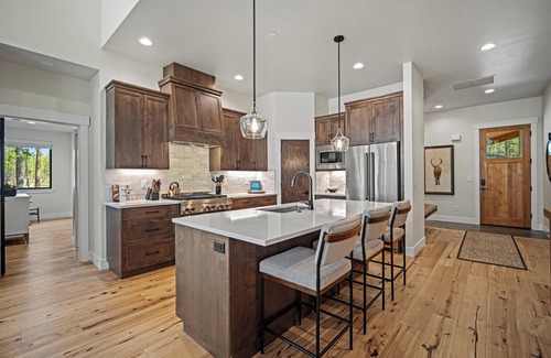 Sunriver Cabin | Forestbrook Luxury Retreat with Hot Tub, Firepit & Chef’s Kitchen