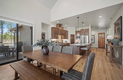 Sunriver Cabin | Forestbrook Luxury Retreat with Hot Tub, Firepit & Chef’s Kitchen