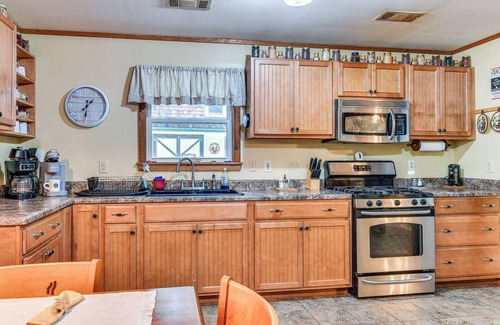 Eatonton House | Forested Family Hideaway Near Lake Sinclair!