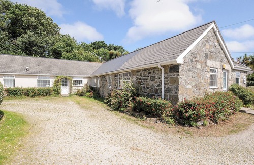 Mullion Cottage | FORGE COTTAGE, pet friendly, with pool in Mullion