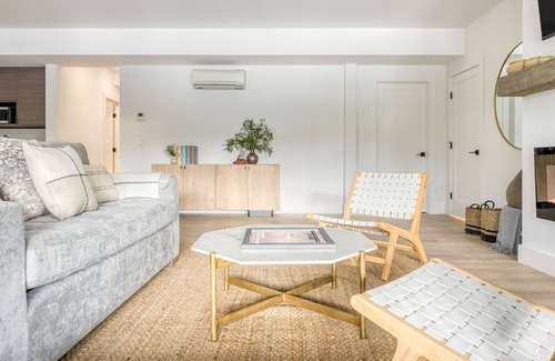 Monterey House | Forget-Me-Not by AvantStay | Bold Lakefront Escape