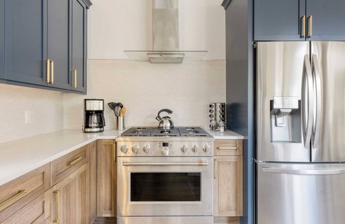 Monterey Cottage | Forget-me-not by Avantstay Bold Lakefront Escape
