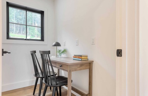 Monterey Cottage | Forget-me-not by Avantstay Bold Lakefront Escape
