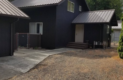 Beaver Cabin | Forks & twilighters getaway at the edge of SolDuc River. bike, hike, walk, fish