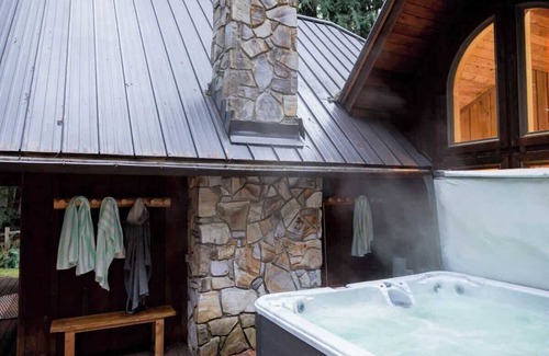 Rhododendron Cabin | Forrest Lodge Large Private Luxury w Hot Tub