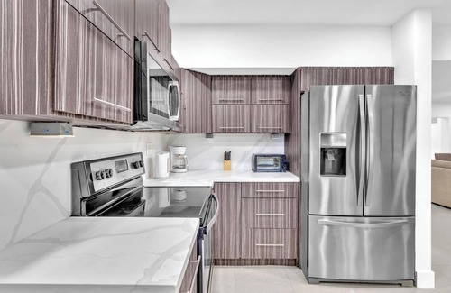 Plantation House | FORT LAUDERDALE OASIS HOME .SLEEPS 14 .5 bedrooms/3 baths PRIVATE HOME.