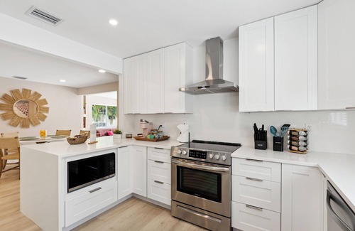 Croissant Park House | Fort Lauderdale Home: Pool, Putting Green, Arcade, by Downtown and Beachn