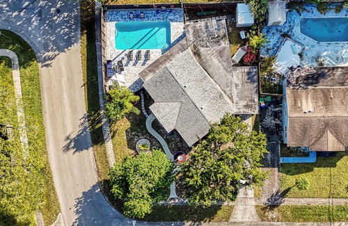 Sunset House | Fort Lauderdale 4BR Villa Pool,Projector,Game Room,BBQ & Mini Golf Near Las Olas